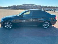 Gebraucht BMW 320 184 PS (135 kW) 2011 Schwarz Limousine