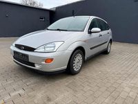 Gebraucht Ford Focus Ambiente 101 PS (74 kW) 2000 Silber Limousine