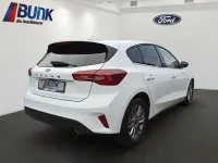Gebraucht Ford Focus Titanium 125 PS (91 kW) 2024 Frozen white (pn3gz Limousine