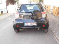 Gebraucht Toyota iQ Basis 68 PS (50 kW) 2011 Black mica / ink Kleinwagen