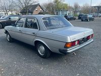 Gebraucht Mercedes 200 109 PS (80 kW) 1984 Silber Limousine
