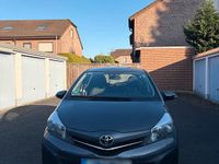 Gebraucht Toyota Yaris 69 PS (50 kW) 2014 Grau Kleinwagen