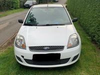 Gebraucht Ford Fiesta Ambiente 60 PS (44 kW) 2006 Weiß Kleinwagen