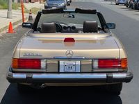 Gebraucht Mercedes SL380 155 PS (114 kW) 1984 Gold metallic Cabrio