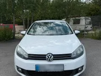 Gebraucht VW Golf VI 105 PS (77 kW) 2012 Weiß Kleinwagen