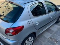 Gebraucht Peugeot 206 75 PS (55 kW) 2010 Silber Limousine