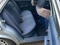 Gebraucht Mercedes E230 136 PS (100 kW) 1984 Blau Limousine