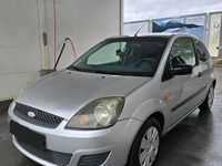 Gebraucht Ford Fiesta Ambiente 70 PS (51 kW) 2005 Silber Kleinwagen