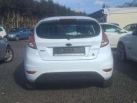Gebraucht Ford Fiesta 101 PS (74 kW) 2014 Weiß Kleinwagen
