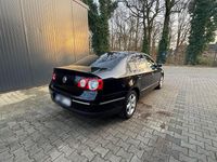 Gebraucht VW Passat 140 PS (102 kW) 2010 Schwarz Limousine