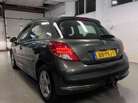 Gebraucht Peugeot 207 Style 92 PS (67 kW) 2011 Grau Limousine