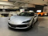 Gebraucht Ferrari 296 829 PS (609 kW) 2024 Argento silber Coupé