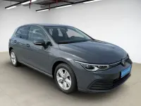Gebraucht VW Golf VIII Life 131 PS (96 kW) 2023 Grau Limousine