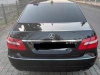 Gebraucht Mercedes E220 Avantgarde 170 PS (125 kW) 2011 Schwarz Limousine