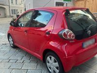 Gebraucht Toyota Aygo 68 PS (50 kW) 2013 Rot Kleinwagen