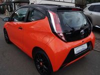 Gebraucht Toyota Aygo 69 PS (50 kW) 2015 Orange Kleinwagen