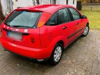 Usado Ford Focus 80 CV (58 kW) 1999 Rojo Berlina