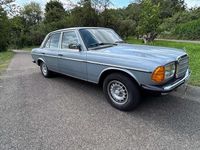 Gebraucht Mercedes E230 136 PS (100 kW) 1984 Blau Limousine