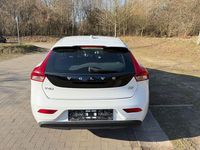 Gebraucht Volvo V40 Momentum 120 PS (88 kW) 2017 Weiß Limousine