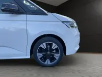 Gebraucht VW Multivan Life 150 PS (110 kW) 2025 Weiß Van / Kleinbus