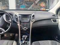 Gebraucht Hyundai i30 110 PS (80 kW) 2015 Rot Kombi