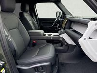 Neu Land Rover Defender SE Dynamic 349 PS (256 kW) 2025 Gruen SUV