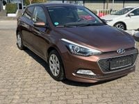 Gebraucht Hyundai i20 Style 101 PS (74 kW) 2015 Braun Kleinwagen