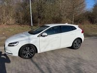 Gebraucht Volvo V40 Momentum 120 PS (88 kW) 2017 Weiß Limousine
