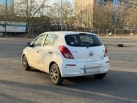 Gebraucht Hyundai i20 Classic 75 PS (55 kW) 2014 Weiß Kleinwagen