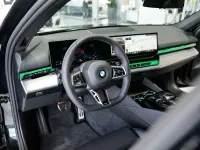Gebraucht BMW 520 M Sport 197 PS (144 kW) 2025 Saphirschwarz Kombi