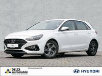 Gebraucht Hyundai i30 Select 120 PS (88 kW) 2022 Serenity white / mic Limousine