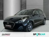 Gebraucht Hyundai i30 Select 99 PS (72 kW) 2018 Phantom black / mic (metallic) Limousine