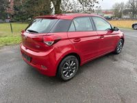 Gebraucht Hyundai i20 Classic 84 PS (61 kW) 2018 Rot Limousine