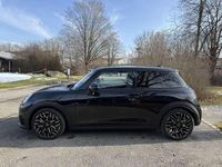 Gebraucht Mini Cooper Favoured 114 kW (156 PS) 2025 Schwarz Kleinwagen