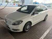 Gebraucht Mercedes B180 122 PS (89 kW) 2013 Weiß Kleinwagen