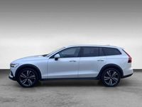 Gebraucht Volvo V60 CC Plus 197 PS (144 kW) 2023 Weiß (crystal white pearl / metallic) Kombi
