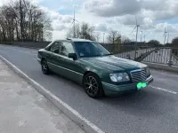 Używany Mercedes E220 150 KM (110 kW) 1993 Zielony Sedan/Limuzyna