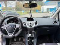 Gebraucht Ford Fiesta 95 PS (69 kW) 2011 Weiß Kleinwagen