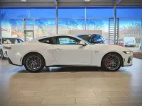 Neu Ford Mustang GT Fastback 446 PS (328 kW) 2025 Frost weiß sonderlack Coupé