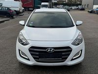 Gebraucht Hyundai i30 Passion 101 PS (74 kW) 2016 Weiß Limousine