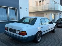 Gebraucht Mercedes E230 136 PS (100 kW) 1986 Weiß Limousine