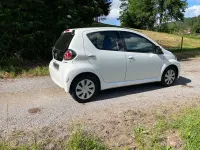 Gebraucht Toyota Aygo 68 PS (50 kW) 2013 Weiß Kleinwagen