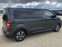 Neu Peugeot Traveller Allure 177 PS (130 kW) 2025 Titanium grau Van / Kleinbus