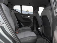 Neu Volvo XC40 Plus 197 PS (144 kW) 2025 Grün SUV