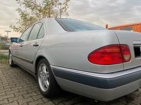 Gebraucht Mercedes E240 170 PS (125 kW) 1998 Silber Limousine