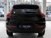 Neu Volvo XC40 Plus 163 PS (119 kW) 2026 Schwarz (onyx black / metallic) SUV