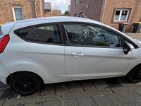 Gebraucht Ford Fiesta 60 PS (44 kW) 2012 Weiß Kleinwagen