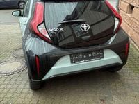 Gebraucht Toyota Aygo X Team 72 PS (52 kW) 2024 Urban khaki (6x3)/ black mica SUV