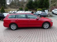 Gebraucht VW Passat 122 PS (89 kW) 2023 Rot Kombi