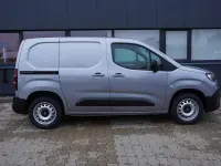 Neu Fiat Doblò 131 PS (96 kW) 2026 Silber Van / Kleinbus